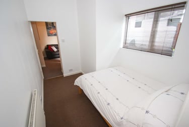 1 bed flat, Devonport Road, Stoke, Plymouth, PL34DL - Image 2